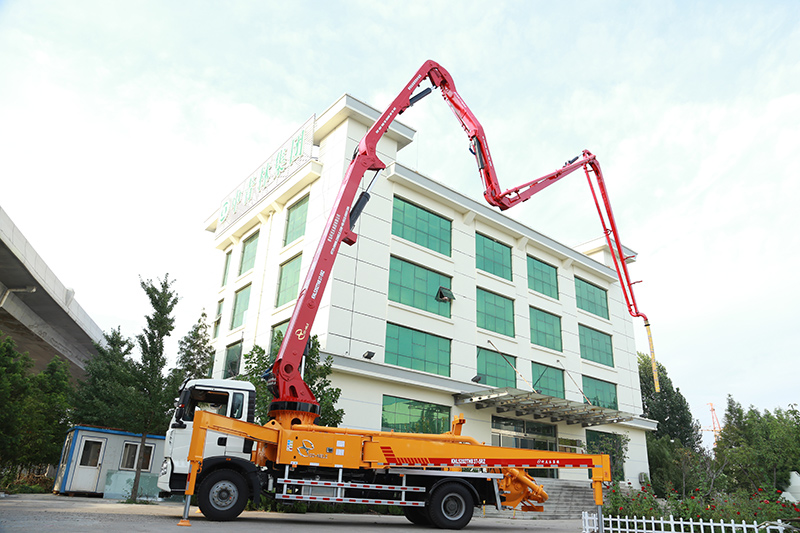 科尼樂為您淺析小型混凝土泵車軟管操作注意細節有哪些